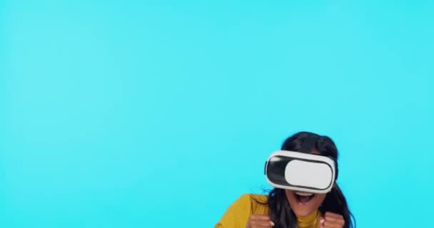Realidade Virtual Jogo Boxe Mulher Fundo Azul Para Ciberespaço Metaverso — Vídeo de Stock