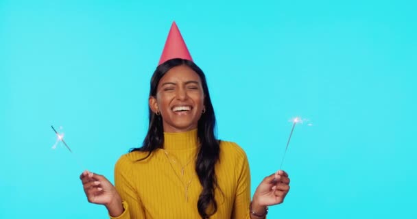 Portret Impreza Ognie Kobietą Niebieskim Tle Studio Uroczystość Urodzinową Szczęśliwy — Wideo stockowe