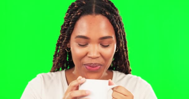 Szczęśliwa Czarna Kobieta Dmuchanie Lub Picie Kawy Zielonym Ekranie Dla — Wideo stockowe