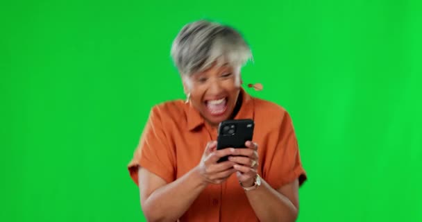 老年妇女 电话和在绿色屏幕上庆祝获奖 获奖或与工作室背景竞争 快乐而兴奋的老年女性在智能手机上跳舞或高兴地跳着舞来获取好消息 — 图库视频影像