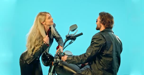 Hablar Motocicleta Pareja Sobre Fondo Azul Coqueteando Conversación Hablando Estudio — Vídeos de Stock