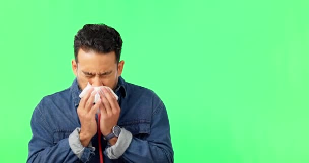 男人打喷嚏 在绿色的屏幕上吹鼻涕 感冒或流感 过敏和鼻窦问题与模拟空间 带有组织 男性和病毒的健康 肖像和干草热工作室背景 — 图库视频影像
