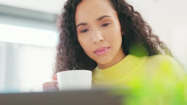 Trabalho Remoto Leitura Uma Mulher Bebendo Café Com Laptop Para — Vídeo de Stock