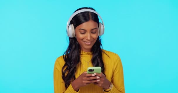 Donna Musica Cuffie Con Telefono Studio Ascoltare Rilassarsi Messaggiare Sui — Video Stock