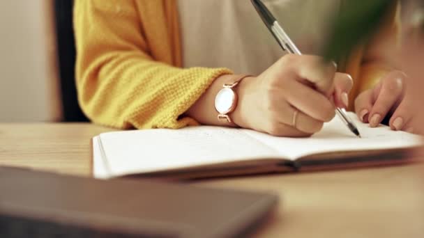 Γυναίκα Χέρι Και Γράψιμο Ένα Σημειωματάριο Στο Σπίτι Που Εργάζονται — Αρχείο Βίντεο