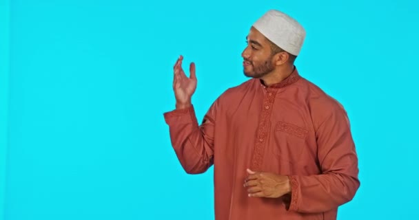Σημαδεύοντας Πρόσωπο Και Μουσουλμάνος Άνθρωπος Ένα Στούντιο Χώρο Mockup Για — Αρχείο Βίντεο