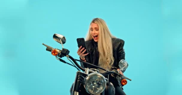 Motocicleta Telefone Mulher Ganhando Isolado Sucesso Fundo Azul Bônus Competição — Vídeo de Stock