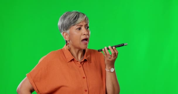 スピーカー スタジオの背景に対して話している緑の画面 怒っていると女性 成熟した女性 携帯電話を持つ大声または高齢者 ストレスや競合に通信または不満 — ストック動画