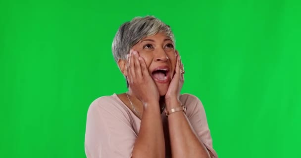 Старшая Женщина Отпраздновать Зеленый Экран Студии Взволнованным Лицом Объявления Сюрприз — стоковое видео