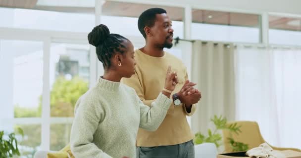 Planlama Tartışma Siyah Çift Oturma Odasındaki Yeni Evlerini Birlikte Tasarlıyorlar — Stok video