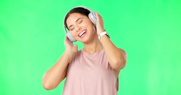 Auriculares Mujer Feliz Bailando Música Pantalla Verde Estudio Telón Fondo — Vídeos de Stock