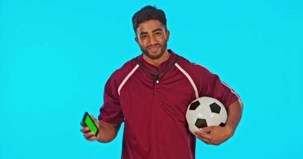 Homem Futebol Tela Verde Telefone Estúdio Com Sorriso Maquete Esportivo — Vídeo de Stock
