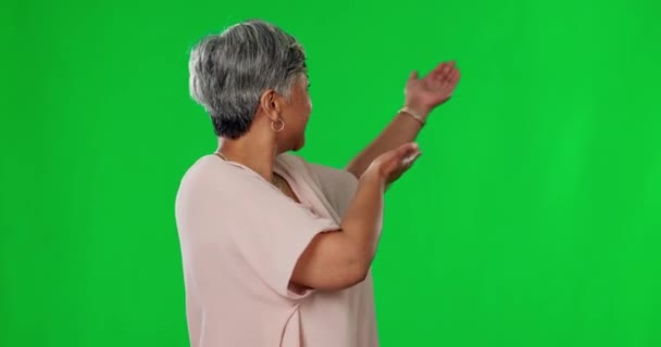 Фас Зеленый Экран Женщина Представляющая Улыбающаяся Цементирующая Продукт Фоне Студии — стоковое видео
