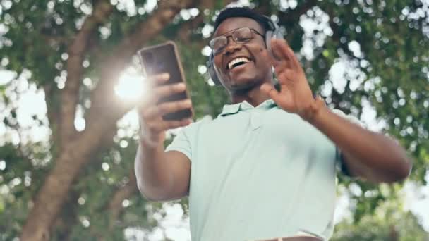 在公园里用微笑走着 说话着或说话着的波浪 电话或黑人 你好或非洲商人通过移动应用程序在通勤交谈中建立联系 — 图库视频影像