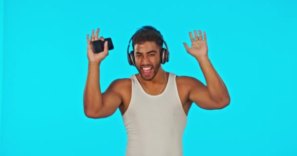 Kulaklıklar Dans Erkek Yüzü Mavi Arka Planda Fitness Müziği Kazanmak — Stok video