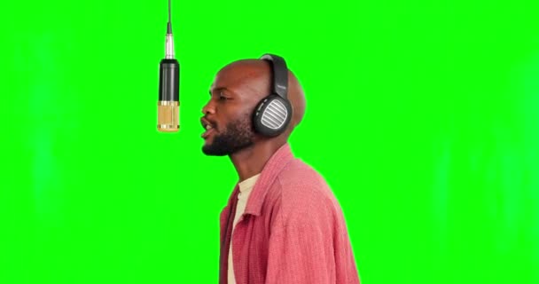 Homem Negro Estúdio Gravação Tela Verde Com Rap Hip Hop — Vídeo de Stock