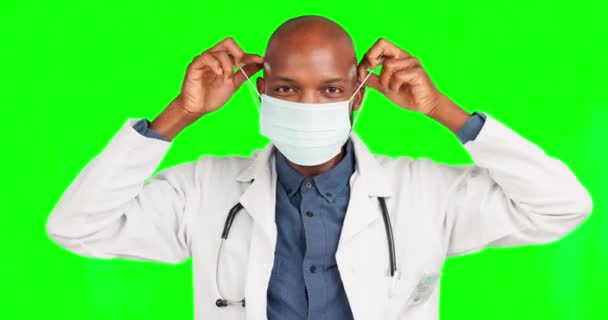 医療安全 医療コンプライアンス 病院の診療方針のための熱心な医者 顔のマスクまたは幸せな黒人男性 緑の画面の肖像画 スタジオの背景にウイルス対策や男性クロマキー外科医 — ストック動画