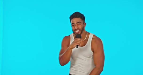 Zanger Rapper Man Dansen Met Microfoon Studio Zingen Rap Een — Stockvideo