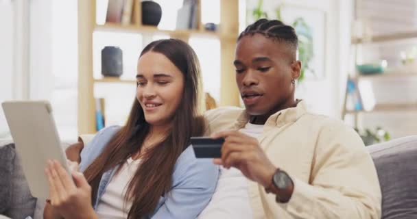 에서의 온라인 쇼핑을 태블릿 신용카드 디지털 인종적 인종적 사회적 남녀들은 — 비디오