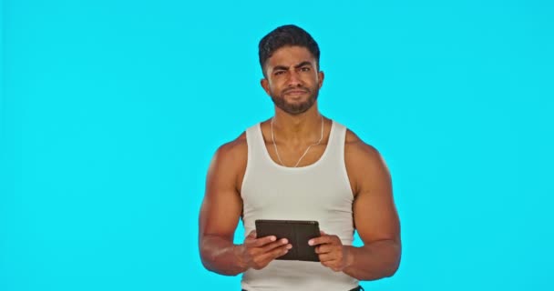 绿色屏幕 数码平板电脑和男人的脸 在工作室里指向健康 广告和蓝色背景的手势 为健康 运动和健身进步提供应用程序的肖像 模型和男人 — 图库视频影像