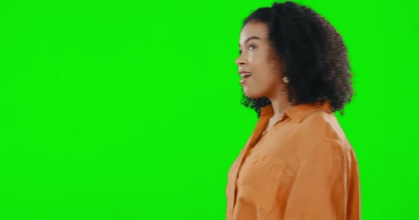 期待和一个女孩在一个绿色的屏幕上探索孤立在工作室的背景 一个有兴趣 快乐的年轻女子 在一个凉爽的模拟空间背景下探索 — 图库视频影像