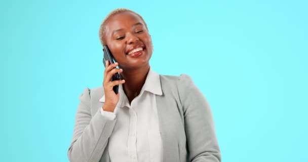 青の背景笑い 笑顔とスタジオで話して黒人女性の幸せと顔 面白い会話でスマートフォン上の通信 ネットワークや女の子 ディスカッションやオンラインでチャット — ストック動画