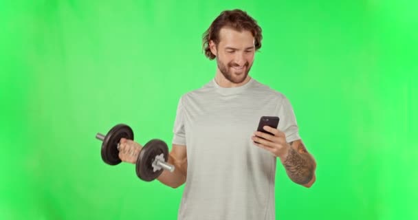 Homem Exercício Haltere Com Telefone Tela Verde Espaço Para Mockup — Vídeo de Stock