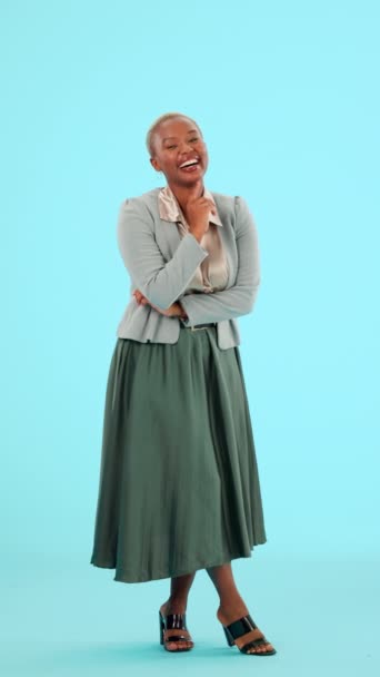与黑人女性在工作室的商业和时尚为自信 专业和赋权 与蓝色背景的女性在行政 企业家和风格上的快乐 微笑和自豪 — 图库视频影像