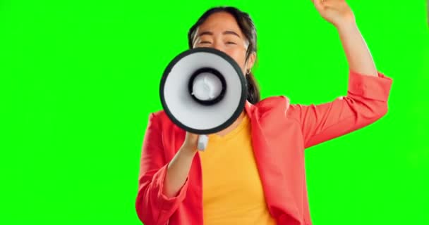 绿色屏幕和亚洲妇女与扩音器 抗议和人权公告 带有话筒的中国女性抗议者和活动家 关于种族主义与人人平等的演讲 — 图库视频影像