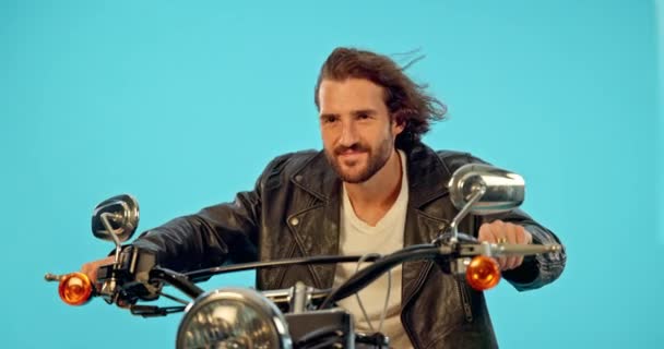Motocicleta Motorista Homem Feliz Estúdio Fundo Azul Para Viagem Carro — Vídeo de Stock