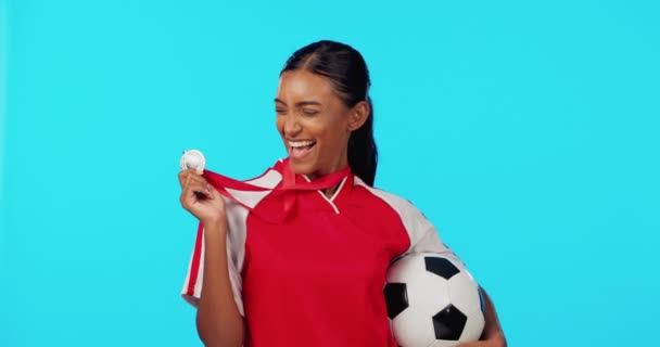 Medalla Deportiva Beso Mujer Emocionada Con Premio Jugador Fútbol Ganador — Vídeos de Stock