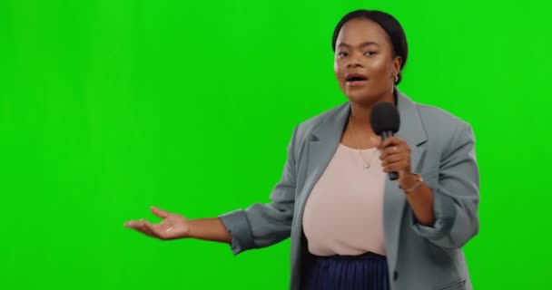 Női Riporter Mikrofon Zöld Vászon Stúdió Adásban Arc Akció Hírek — Stock videók