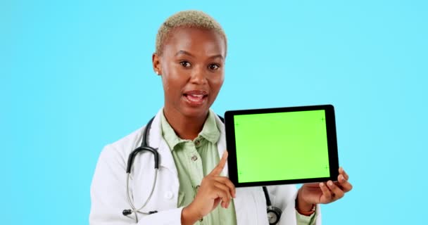 Cara Médico Tableta Pantalla Verde Aislados Fondo Estudio Telesalud Seguro — Vídeos de Stock