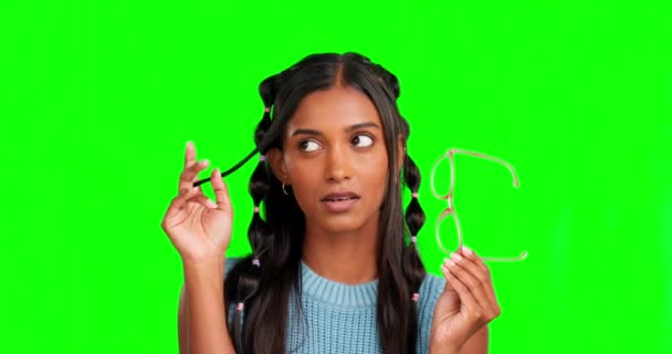 Отношение Мышление Женщина Играют Волосами Носить Очки Моды Изолированы Студии — стоковое видео
