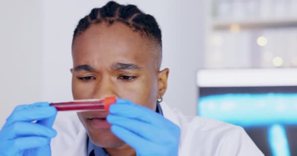 Наука Анализ Крови Чернокожий Человек Думают Исследованиях Растворе Вакцины Анализе — стоковое видео