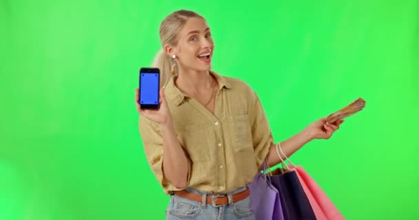 Счастливая Женщина Телефон Сумки Покупками Зеленом Экране Отслеживающими Маркерами Фоне — стоковое видео