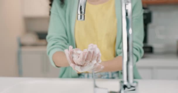 Wassen Handen Vrouw Gootsteen Van Een Vrouw Met Zeep Voor — Stockvideo