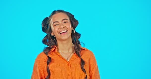 Twarz Śmieszne Kobieta Śmieje Się Uśmiecha Podekscytowany Tle Niebieskiego Studio — Wideo stockowe