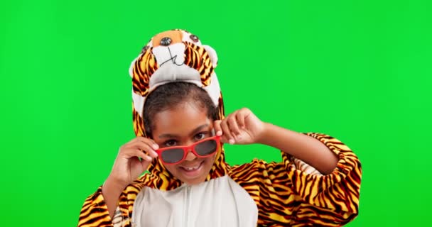 Okulary Przeciwsłoneczne Tygrys Ubierać Twarz Dziecka Zielonym Ekranem Studio Uczucie — Wideo stockowe