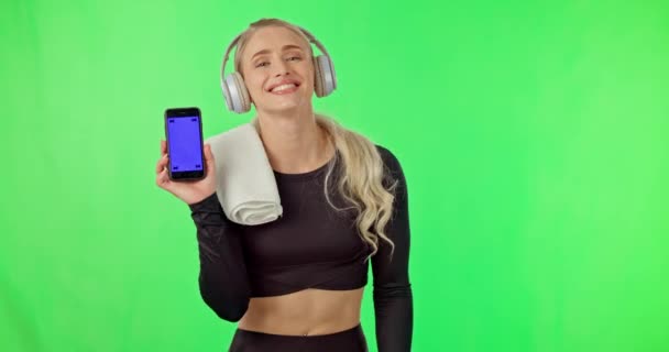 Žena Cvičení Sluchátka Telefonem Zelené Obrazovce Pro Hudbu Tanec Štěstí — Stock video