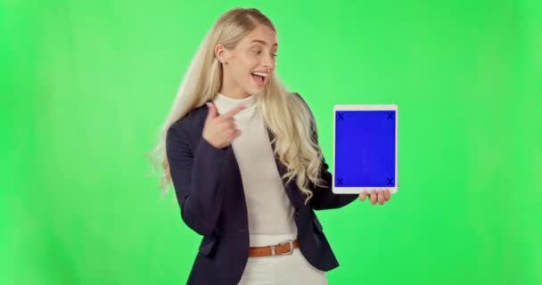 Mulher Negócios Tablet Mockup Tela Verde Com Marcadores Rastreamento Contra — Vídeo de Stock