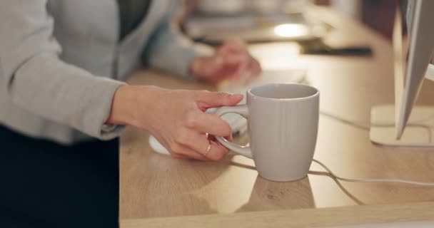 Überstunden Frau Schreibtisch Und Kaffeepause Kreativbüro Mit Laptop Ideen Und — Stockvideo