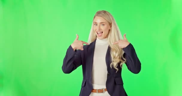 Tvář Zelená Obrazovka Žena Ukazuje Sebe Motivaci Pozadí Studia Portrét — Stock video
