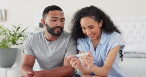 Test Ciążowy Szczęśliwy Mężczyzna Kobieta Sypialni Pozytywne Wyniki Podekscytowany Przytulanie — Wideo stockowe