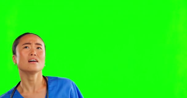 Atención Médica Pantalla Verde Una Enfermera Golpeando Esquivando Moscas Estudio — Vídeos de Stock