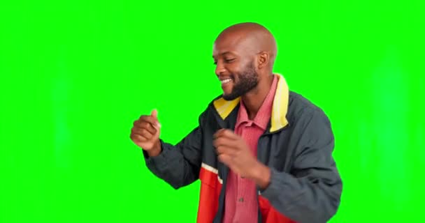 緑の画面のダンスや歌 ウェルネスオーディオポッドキャストやラジオのサウンドトラックに踊る興奮黒人男性 自由エネルギー 楽しいダンサーと男性クロマキーお祝いモックアップスタジオの背景に — ストック動画