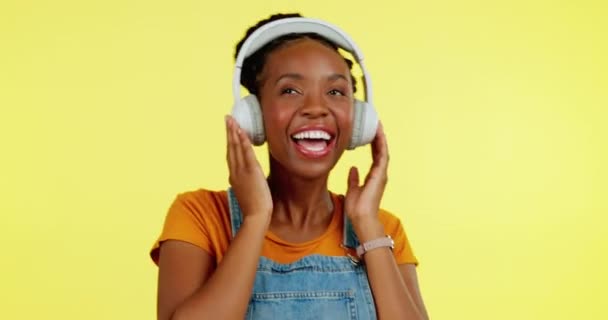 演播室舞曲和快乐的黑人女子随着歌曲 健康的音频播客或电台音轨舞动 自由的能量 流淌在橙色背景下的非洲人 — 图库视频影像