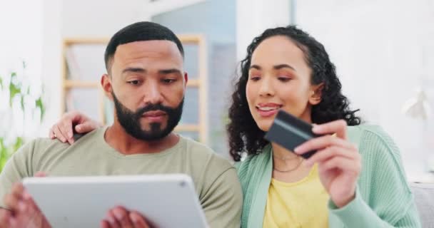 Rindo Pagamento Casal Com Tablet Cartão Crédito Para Bancos Comércio — Vídeo de Stock