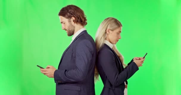 ビジネスの人々とバックスタジオでの背景のモックアップに隔離された緑の画面に立っている 携帯電話 男性と女性のテキストメッセージ ソーシャルメディアやオンラインブラウジング ウェブネットワークや思考 — ストック動画