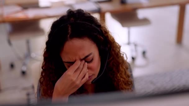 Call Center Estrés Mujer Con Dolor Cabeza Con Consultoría Oficina — Vídeos de Stock